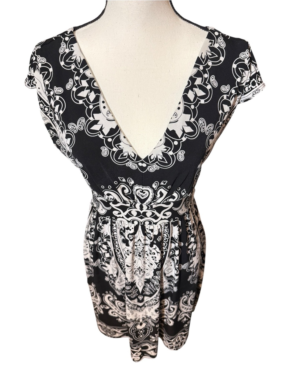 Ice Black & White Paisley V-Neck Cap Sleeve Dress, size 8 - Picture 5 of 10